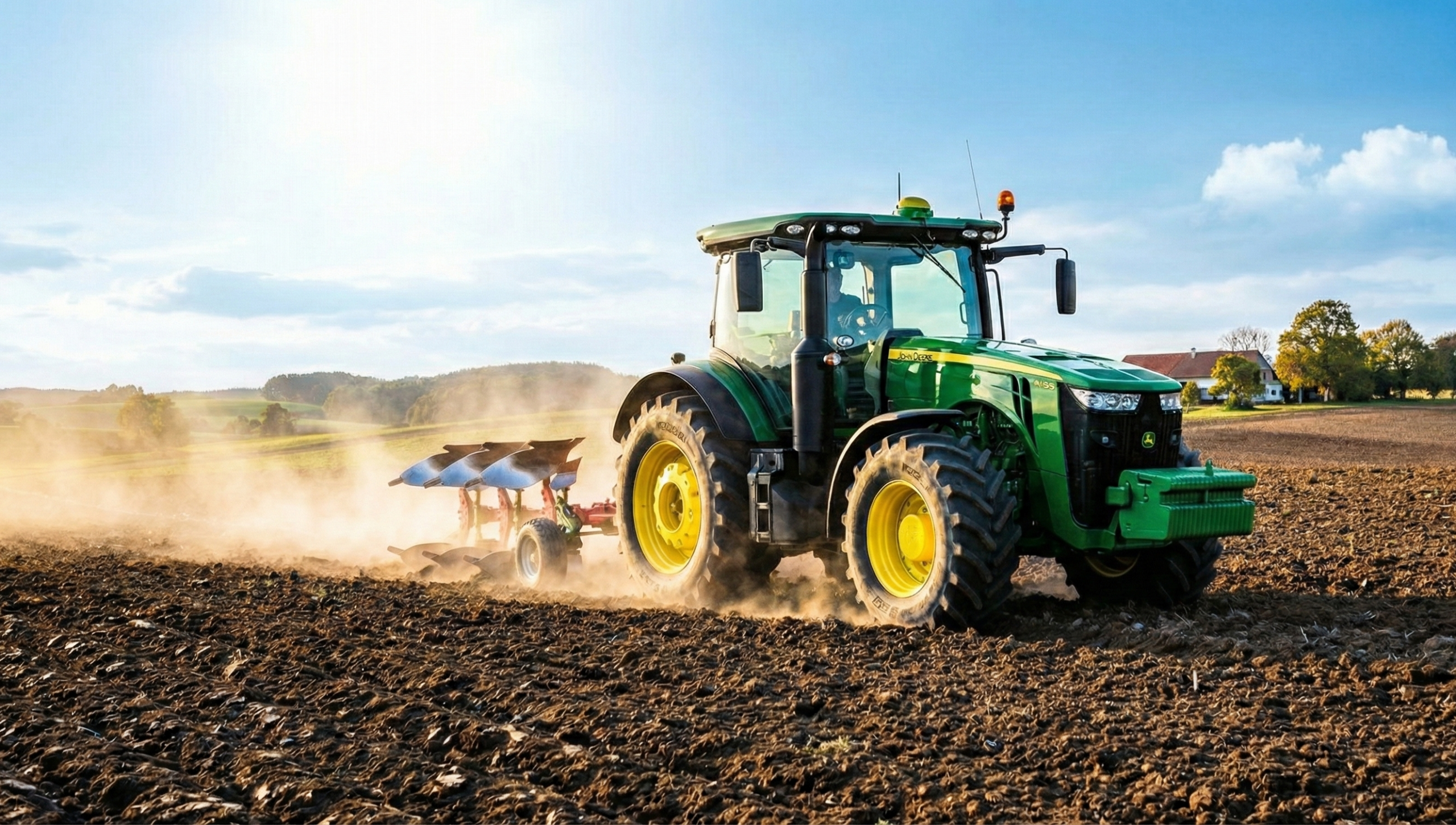 Ein Traktor pflügt die Erde auf einem Acker.