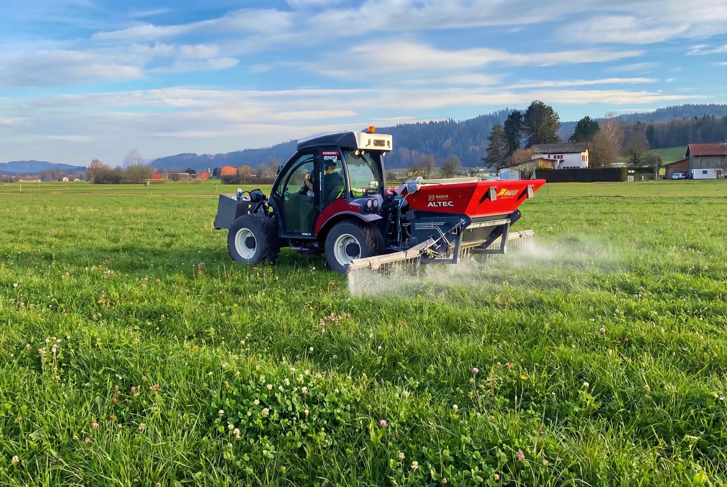 Eine Landmaschine, die das Biolit Gesteinsmehl auf einer Wiese ausbringt.